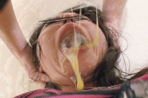 【閲覧注意】イラマチオで喉奥突かれてゲロってる女のグロ画像集（44枚）・28枚目