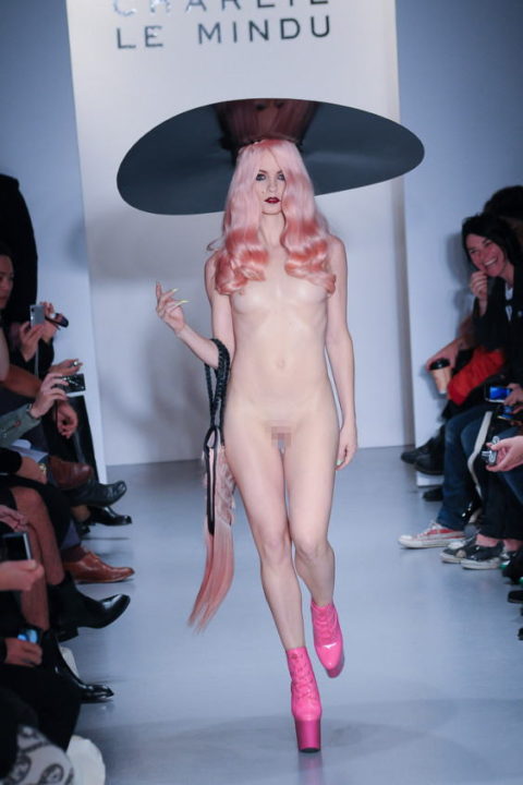 【丸出し】ファッションショーのモデルさん、マンコ見られたって意に介さず。(画像あり)・16枚目
