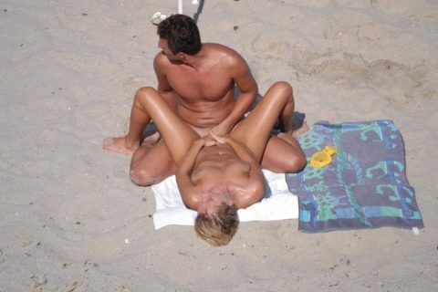 ヌーディストビーチで果敢にセックスしちゃう外国人のエロ画像集（37枚）・20枚目