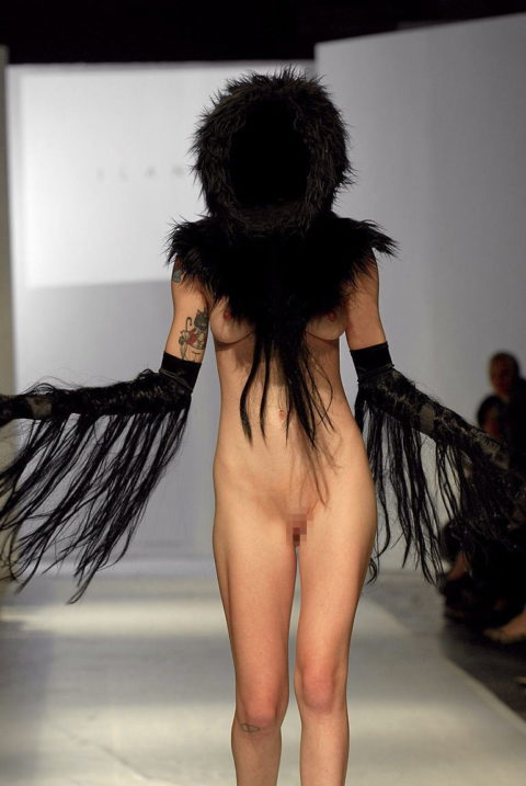 【丸出し】ファッションショーのモデルさん、マンコ見られたって意に介さず。(画像あり)・33枚目