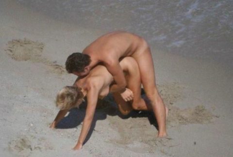 ヌーディストビーチで果敢にセックスしちゃう外国人のエロ画像集（37枚）・8枚目