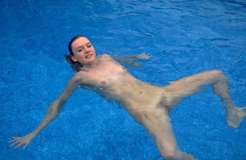 【画像】全裸で水面に浮かぶ女性、みんな共通しておっぱいがエロいｗｗｗｗｗｗｗ・1枚目