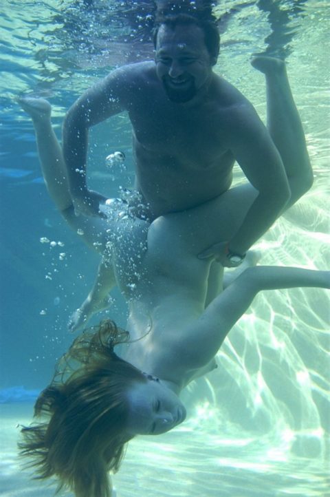 爆乳まんさん、水中でセックスすると おっぱい がこうなる。ロケットすぎやろｗｗｗｗｗｗｗ(画像あり)・10枚目
