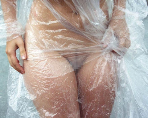 全裸に透明なレインコートを着て楽しそうなただの変態エロ画像。(32枚)・14枚目