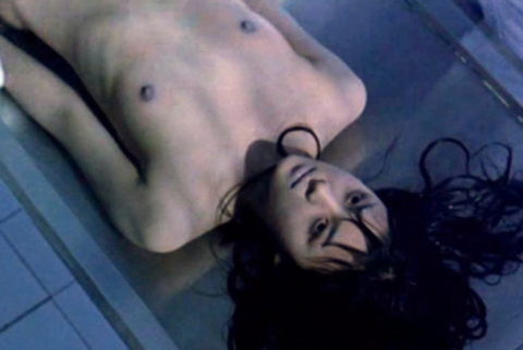 【グロエロ】映画唯一のエロシーン、ただ全裸の女性は遺体です。興奮する？？(23枚)・2枚目