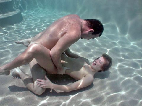 爆乳まんさん、水中でセックスすると おっぱい がこうなる。ロケットすぎやろｗｗｗｗｗｗｗ(画像あり)・26枚目