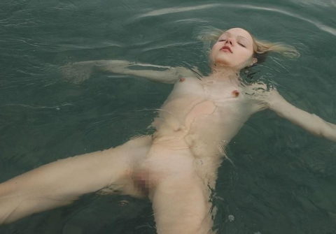 【画像】全裸で水面に浮かぶ女性、みんな共通しておっぱいがエロいｗｗｗｗｗｗｗ・26枚目
