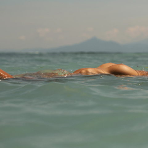 【画像】全裸で水面に浮かぶ女性、みんな共通しておっぱいがエロいｗｗｗｗｗｗｗ・28枚目
