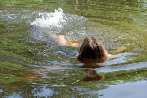【画像】全裸で水面に浮かぶ女性、みんな共通しておっぱいがエロいｗｗｗｗｗｗｗ・6枚目