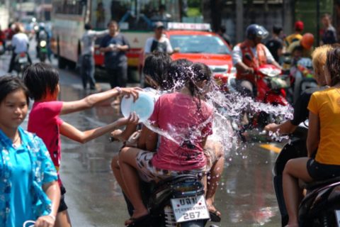 【画像】タイの水掛け合う「ソンクラーン」とかいう祭り。天国すぎワロタｗｗｗｗｗｗｗ・19枚目