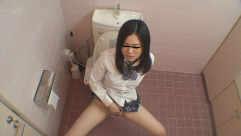 【悲報】思春期JKさん、トイレでオナニーしてる様子を盗撮される。。(画像あり)・33枚目