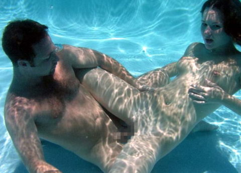 現実不可能な体位でも「水中セックス」なら実現できるか検証してみるｗｗｗｗｗｗ(画像あり)・25枚目