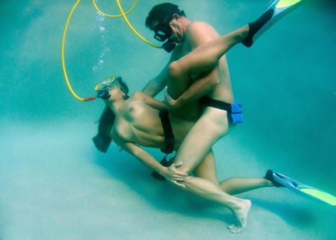 現実不可能な体位でも「水中セックス」なら実現できるか検証してみるｗｗｗｗｗｗ(画像あり)・36枚目