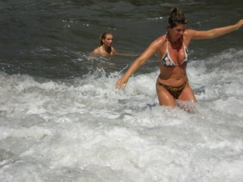 【ポロリ】海外のビーチでおっぱいがポロッた素人女さんをご覧ください。(38枚)・11枚目