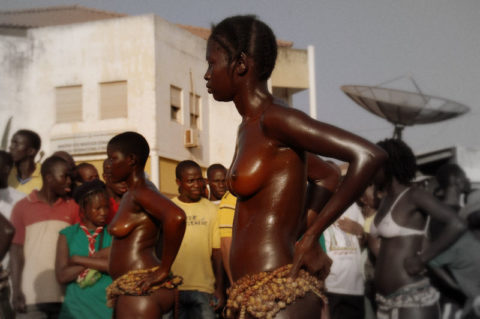 【おっぱい】ギニア人女性の正しく成長した「神乳」この身体はエロい・・・（33枚）・11枚目