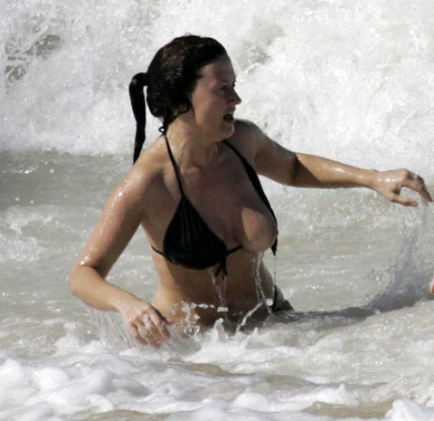 【ポロリ】海外のビーチでおっぱいがポロッた素人女さんをご覧ください。(38枚)・17枚目