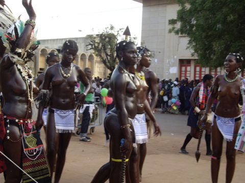 【おっぱい】ギニア人女性の正しく成長した「神乳」この身体はエロい・・・（33枚）・19枚目