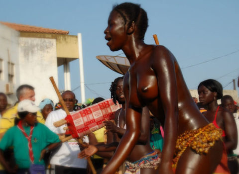 【おっぱい】ギニア人女性の正しく成長した「神乳」この身体はエロい・・・（33枚）・28枚目