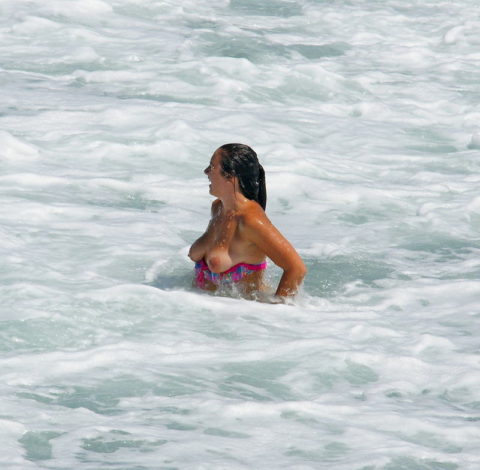 【ポロリ】海外のビーチでおっぱいがポロッた素人女さんをご覧ください。(38枚)・3枚目