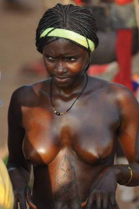 【おっぱい】ギニア人女性の正しく成長した「神乳」この身体はエロい・・・（33枚）・29枚目