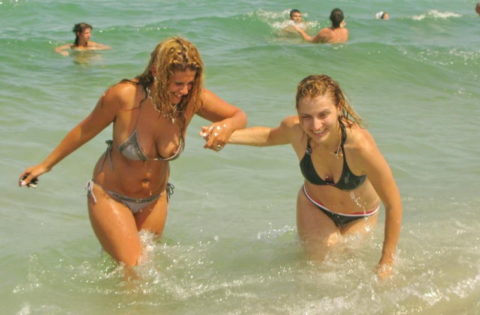 【ポロリ】海外のビーチでおっぱいがポロッた素人女さんをご覧ください。(38枚)・5枚目