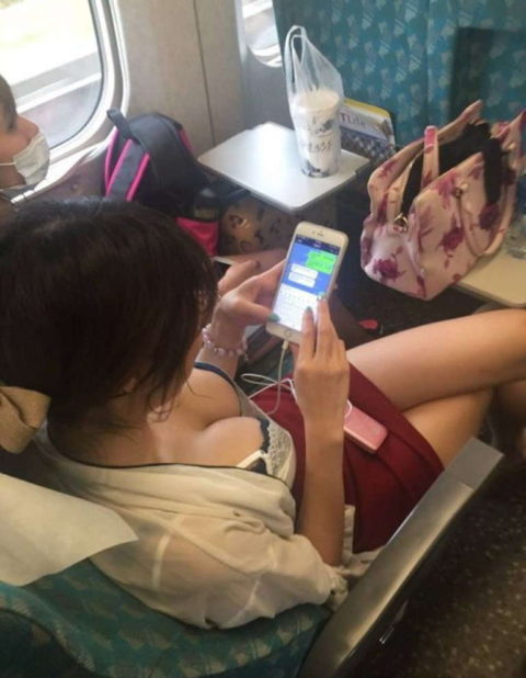 【エロ画像】電車・バスで谷間をガッツリ撮影された女、クッソええ乳ｗｗｗｗｗ・10枚目