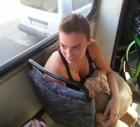 【エロ画像】電車・バスで谷間をガッツリ撮影された女、クッソええ乳ｗｗｗｗｗ・11枚目