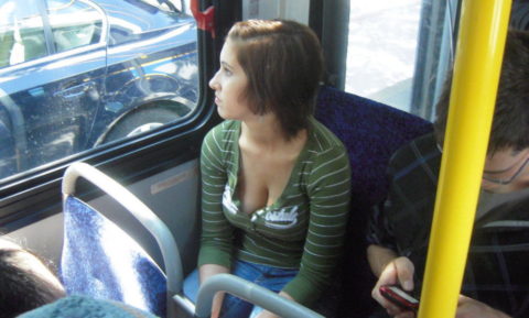 【エロ画像】電車・バスで谷間をガッツリ撮影された女、クッソええ乳ｗｗｗｗｗ・18枚目