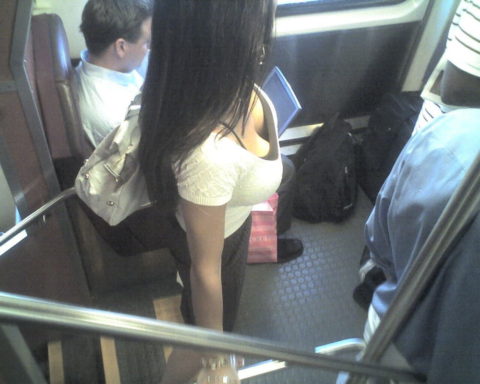 【エロ画像】電車・バスで谷間をガッツリ撮影された女、クッソええ乳ｗｗｗｗｗ・24枚目