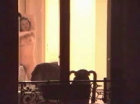 【盗撮エロ】海外の素人女さん、望遠カメラで窓を撮られ晒される。。（52枚）・21枚目