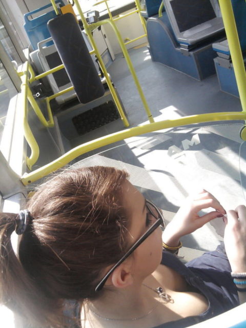 【エロ画像】電車・バスで谷間をガッツリ撮影された女、クッソええ乳ｗｗｗｗｗ・26枚目