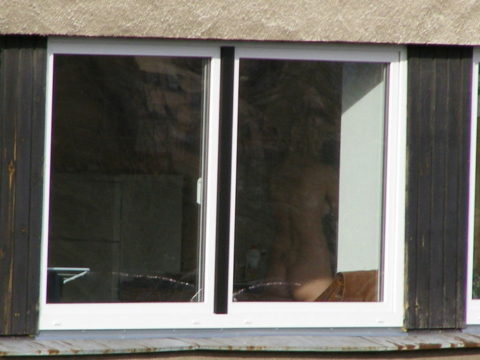 【盗撮エロ】海外の素人女さん、望遠カメラで窓を撮られ晒される。。（52枚）・31枚目