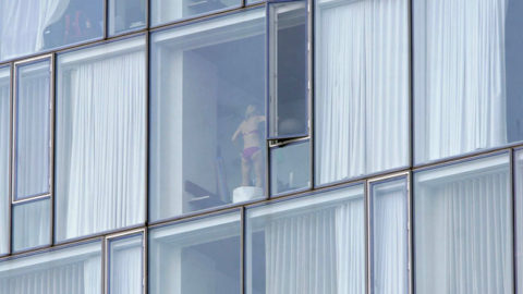 【盗撮エロ】海外の素人女さん、望遠カメラで窓を撮られ晒される。。（52枚）・35枚目
