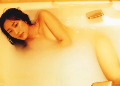 女性芸能人がお風呂に入ってるセクシーショット画像集。ギリギリ攻めすぎｗｗｗｗｗ（31枚）・16枚目