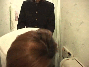 【エロGIF】トイレで盛ってるJKさんが撮影される。発情期やなｗｗｗｗｗ・1枚目