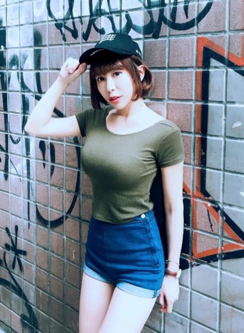 【着衣巨乳】整形大国の韓国女さん、街中で撮影された”おっぱい”がこれｗｗｗｗｗ・24枚目