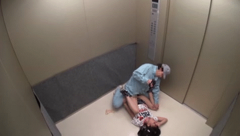 【防犯カメラ】エレベーターで女の子が「性的暴行」される様子が捉えられる・・・・4枚目