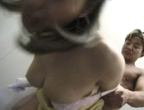 【防犯カメラ】エレベーターで女の子が「性的暴行」される様子が捉えられる・・・・7枚目