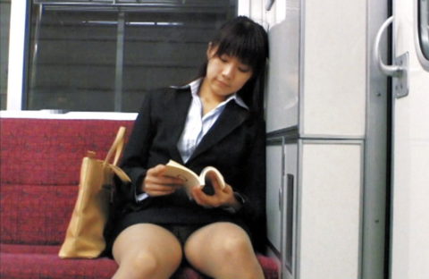 【盗撮】電車で前に座った女のパンツを撮影したヤツのアングル天才すぎｗｗｗｗ・1枚目