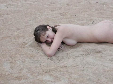 【乳首盗撮】”ヌーディストビーチ”でピンク乳首の女の子が撮影される。やっぱ若いねぇｗｗｗｗ（43枚）・12枚目