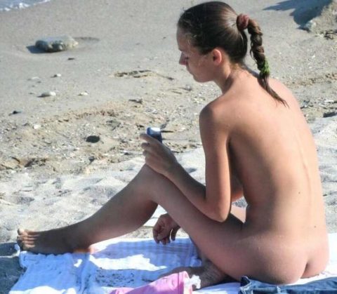 【乳首盗撮】”ヌーディストビーチ”でピンク乳首の女の子が撮影される。やっぱ若いねぇｗｗｗｗ（43枚）・18枚目