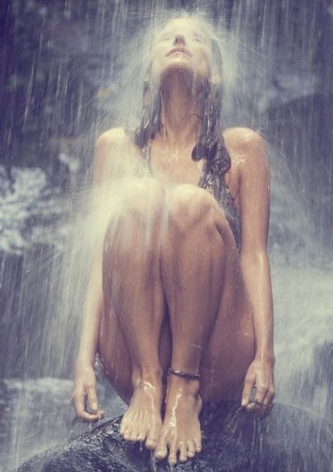 全裸少女、大自然の中で「水浴び」してる光景。これ何処の国だよ・・・（エロ画像）・7枚目