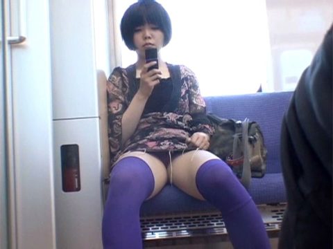 【盗撮】電車で前に座った女のパンツを撮影したヤツのアングル天才すぎｗｗｗｗ・7枚目