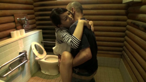 【エロ画像】身体障害者用のトイレで「セックス」するアホが撮影されるｗｗｗｗｗ・14枚目