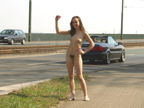 【全裸】美女のヒッチハイカーに遭遇。ただ 全裸 やったｗｗｗｗｗｗｗ（画像あり）・16枚目