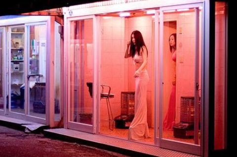 【売春婦】オランダの「飾り窓」とかいうシステム考えたヤツ天才すぎｗｗｗｗｗｗ（画像あり）・3枚目