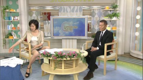 【女子アナエロ】TVで見せちゃったパンチラ・胸チラエロ画像集（52枚）・44枚目
