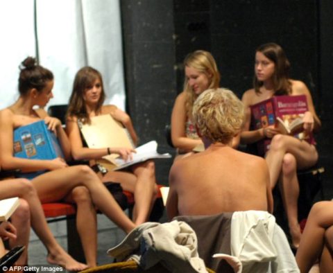全裸で学校の授業を受ける生徒たちが撮影される。何の宗教なの？？ｗｗｗｗｗ（エロ画像）・19枚目