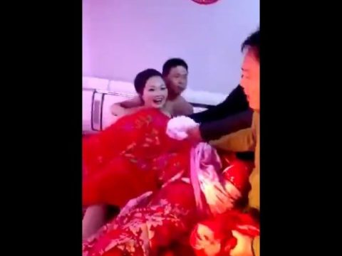 【GIFあり】中国の結婚式で新婦をレイプする謎の文化がこちら・・・・・25枚目