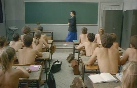 全裸で学校の授業を受ける生徒たちが撮影される。何の宗教なの？？ｗｗｗｗｗ（エロ画像）・4枚目